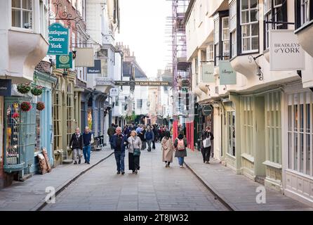 YORK, Großbritannien - 18. April 2023. Stonegate, eine berühmte historische Straße und beliebte Touristenattraktion in York, Großbritannien Stockfoto