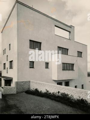 Villa Dr. Ing. Frantisek und Milada Müller, Prag-Stresovice, nad Hradnim vodejemem 14, Tschechische Republik, Schrägansicht mit Eingangsseite, Martin Gerlach jun., Wien 1879 - 1944 Wien, 1928, Fotografie, Silbergelatine, Fotopapier: 18,6 x 14,8 cm, 7 5/16 x 5 13/16 Zoll, rückseitig: l.o.'von 165/188 / on 300/ 343', Bleistift, M.o.'A. Loos:', Bleistift, M.M.'HAUS MÜLLER / WIEN,', Bleistift, / '2', Bleistift, Österreich Stockfoto