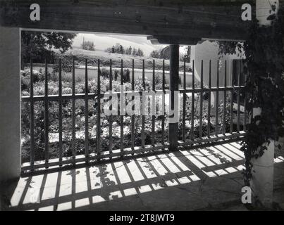 Ruhpolding, Chiemgau, Landhaus Schmucker, Blick vom Zierhof in den Vorhof, Fotografie, Foto Wasow, München, nach 1939, Fotografie, Fotografie, Verso: Stempel, Foto Wasow, München 23, Leopoldstr. 20 Stockfoto