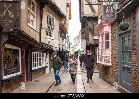 YORK, Großbritannien - 19. April 2023. The Shambles, eine berühmte, schmale mittelalterliche Straße in der historischen Stadt York, Großbritannien Stockfoto