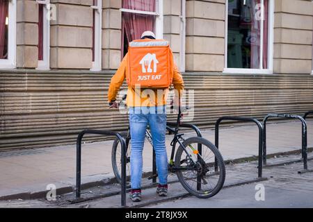 YORK, Großbritannien - 17. April 2023. Essen Sie einfach einen Lieferfahrer auf einem Fahrrad, York, UK. Food Delivery Gig Economy. Stockfoto