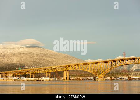 Ironworkers Memorial Second Narrows Crossing over Burrard Inlet and North Shore Mountains im Hintergrund, North Vancouver, British Columbia, Kanada Stockfoto