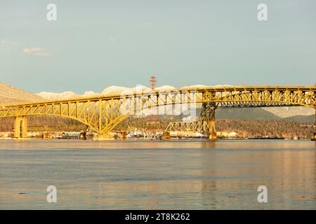 Ironworkers Memorial Second Narrows Crossing over Burrard Inlet and North Shore Mountains im Hintergrund, North Vancouver, British Columbia, Kanada Stockfoto