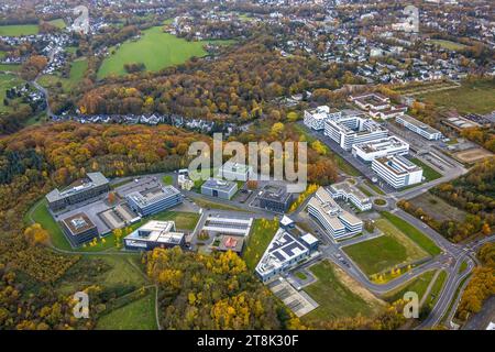 Luftbild, Gebäude des Gesundheitscampus der RUB Ruhr Universität Bochum, Gebäude der Hochschule für Gesundheit und Wohnhäuser im Waldgebiet mit herbstlichen Laubbäumen, Querenburg, Bochum, Ruhrgebiet, Nordrhein-Westfalen, Deutschland ACHTUNGxMINDESTHONORARx60xEURO *** Luftaufnahme, Bau des Gesundheitscampus der RUB Ruhr-Universität Bochum, Bau der Hochschule für Gesundheits- und Wohngebäude im Waldgebiet mit herbstlichen Laubbäumen, Querenburg, Bochum, Ruhrgebiet, Nordrhein-Westfalen, Deutschland ATTENTIONxMINDESTHONORARx60xEURO Credit: Imago/Alamy Live News Stockfoto