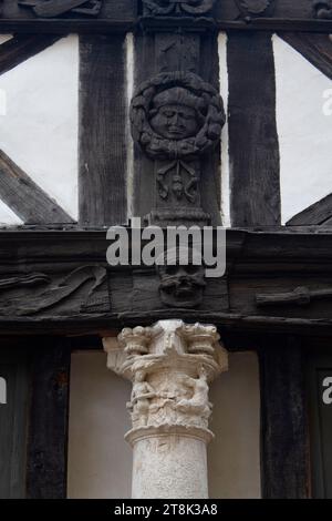 Schädel, gekreuzte Knochen und Gravegräberwerkzeuge, die auf das Holz des Ossuars von Saint-Maclou - Aître Saint-Maclou - Rouen Normandie Frankreich gemeißelt wurden Stockfoto