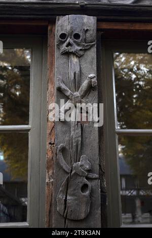 Schädel, gekreuzte Knochen und Gravegräberwerkzeuge, die auf das Holz des Ossuars von Saint-Maclou - Aître Saint-Maclou - Rouen Normandie Frankreich gemeißelt wurden Stockfoto