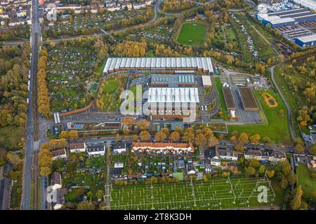 Luftbild, BOGESTRA Betriebshof Engelsburg, Straßenbahnbetrieb und Werkstatt, Kleingartenverein Thiemannshof e.V. und Fußballplatz SV Germania Bochum-West 12/27 mit herbstlichen Laubbäumen, Kruppwerke, Bochum, Ruhrgebiet, Nordrhein-Westfalen, Deutschland ACHTUNGxMINDESTHONORARx60xEURO *** Luftaufnahme, BOGESTRA Depot Engelsburg, Straßenbahnbetrieb und Werkstatt, Kleingartenverband Thiemannshof e V und Fußballplatz SV Germania Bochum West 12 27 mit herbstlichen Laubbäumen, Kruppwerke, Bochum, Ruhrgebiet, Nordrhein-Westfalen, Deutschland ATTENTIONxMINDESTHONORARx60xEURO Stockfoto