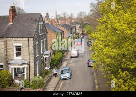 YORK, Großbritannien - 17. April 2023. Luftaufnahme von Menschen und Autos in einer Wohnstraße in einem historischen Vorort von York, Großbritannien Stockfoto