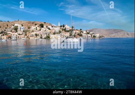 Berühmte und wunderschöne dodekanesische Insel namens symi in der Nähe der Insel Rhodos, griechenland Stockfoto