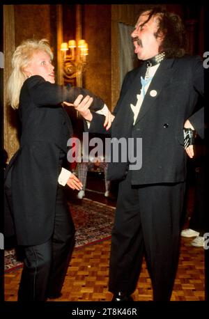 1982: Dreh dich, Waberl in da Ansa-Panier aufm Schwung Fotos: Leopold NEKULA/VIENNAREPORT e. U. âÖï FALCO LP-Präsentation Junge Römer 29. November 1982, Hotel Imperial, Wien. âžï 77 Jahre Stefan WEBER: https://falco.net/presse/drahdiwaberl-gruender-stefan-weber-waere-heute-77-geworden. Bild: Zu sehen hier Stefan WEBER in bühnenähnlichem Outfit beim exzessiven Tanzen im Festsaal vom Hotel Imperial. Stefan Weber * 8. November 1946 in Wien 7. Juni 2018 war ein österreichischer Musiker und Komponist, Anarchist und ehemaliger AHS-Lehrer. Bekannt war er als Gründer, Frontmann und kreativer Kopf Stockfoto