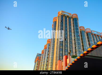 Lissabon, Portugal - 6. Januar 2023: Moderne Architektur des Amoreiras Bürogebäudes und Einkaufszentrums Stockfoto