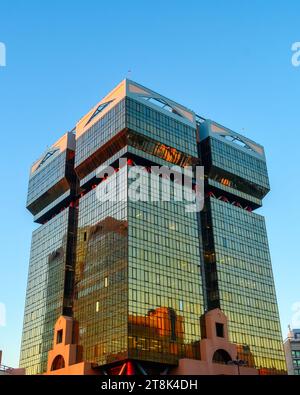 Lissabon, Portugal - 6. Januar 2023: Moderne Architektur des Amoreiras Bürogebäudes und Einkaufszentrums Stockfoto