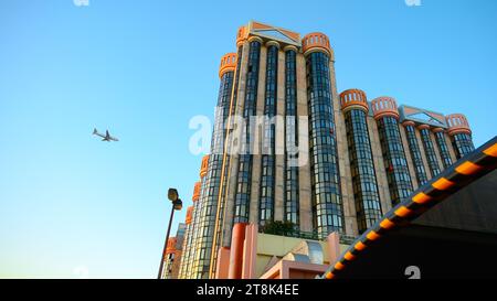 Lissabon, Portugal - 6. Januar 2023: Moderne Architektur des Amoreiras Bürogebäudes und Einkaufszentrums Stockfoto