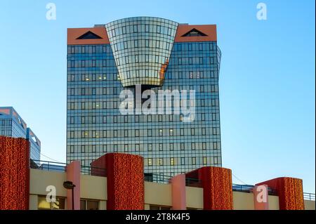 Lissabon, Portugal - 6. Januar 2023: Moderne Architektur des Amoreiras Bürogebäudes und Einkaufszentrums Stockfoto