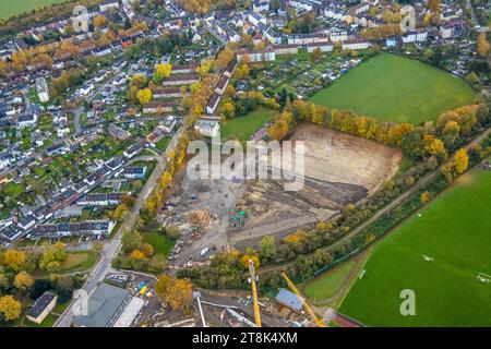 Luftbild, RWE Rot-weiß Leithe Fußballverein, Baustelle für Renovierung und Neugestaltung der Sportplätze, Wohngebiet Lohrheidestraße, Kleingartenverein und Mehrfamilienhäuser, Leithe, Bochum, Ruhrgebiet, Nordrhein-Westfalen, Deutschland ACHTUNGxMINDESTHONORARx60xEURO *** Luftansicht, RWE Rot weiß Leithe Fußballverein, Baustelle zur Sanierung und Neugestaltung der Sportplätze, Wohngebiet Lohrheidestraße, Kleingartenverbund- und Mehrfamilienhäuser, Leithe, Bochum, Ruhrgebiet, Nordrhein-Westfalen, Deutschland ACHTUNGxMINDESTHONORARx60xEURO Credit: Imago/Alamy Live News Stockfoto