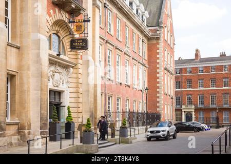 YORK, Großbritannien - 17. April 2023. Türsteher vor dem Eingang zum Grand Hotel, York, Großbritannien Stockfoto