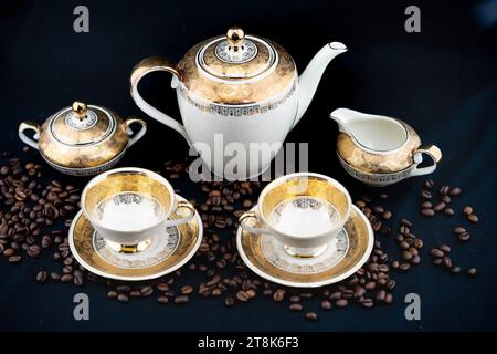 Kaffeeset mit gerösteten Bohnen Stockfoto