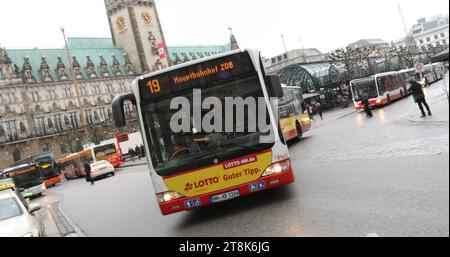 Ein Bus der Linie 19 in Richtung Hauptbahnhof fährt die Mönckebergstraße entlang. Altstadt Hamburg *** Ein Bus der Linie 19 in Richtung Hauptbahnhof fährt entlang der Mönckebergstraße Altstadt Hamburg Credit: Imago/Alamy Live News Stockfoto