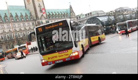 Ein Bus der Linie 19 in Richtung Hauptbahnhof fährt die Mönckebergstraße entlang. Altstadt Hamburg *** Ein Bus der Linie 19 in Richtung Hauptbahnhof fährt entlang der Mönckebergstraße Altstadt Hamburg Credit: Imago/Alamy Live News Stockfoto