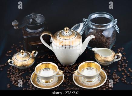 Kaffeeset mit gerösteten Bohnen, Kaffeemühle und Glas Stockfoto