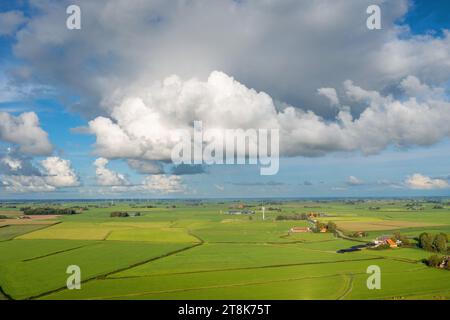 Landwirtschaftliche Landschaft mit Windturbinen, Luftaufnahme, Niederlande, Frisia, Gaast Stockfoto