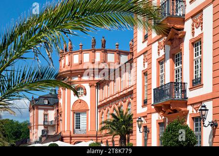 Schloss Biebrich mit der Rotunde von der Rheinseite, Landesamt für Denkmalpflege, Deutschland, Hessen, Wiesbaden Stockfoto