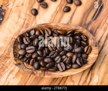 Kaffeebohnen in einer Holzschale Stockfoto