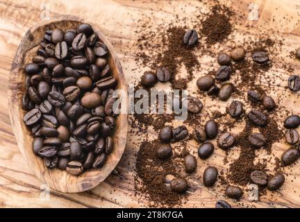 Kaffeebohnen in einer Holzschale Stockfoto