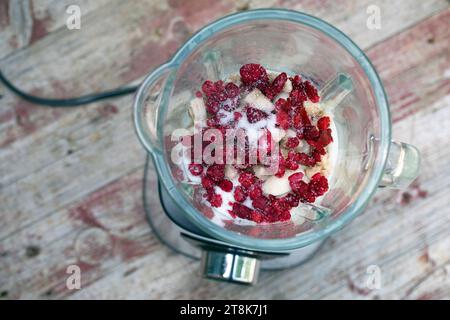 selbstgemachtes Weicheis aus Joghurt, Qvark und Früchten, Bananen und gefrorenen Himbeeren werden gemischt, Serienbild 2/4 Stockfoto