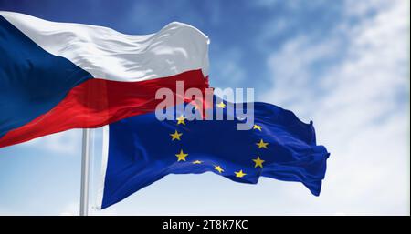 Nationalflagge der Tschechischen Republik, die an einem klaren Tag mit der Flagge der Europäischen Union im Wind winkt. 3D-Darstellung. Gewelltes Material Stockfoto