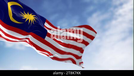 Malaysische Nationalflagge winkt an einem klaren Tag im Wind. Malaysia ist ein Bundesstaat in Südostasien. 3D-Darstellung. Geriffeltes Material. Wählen Sie Aus Stockfoto