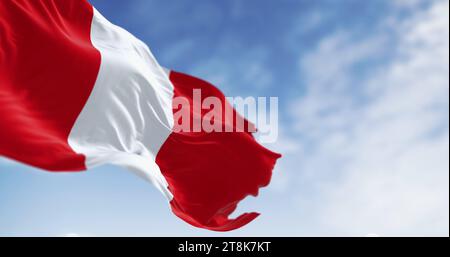 Die Nationalflagge Perus weht an einem klaren Tag im Wind. Vertikales Dreiband, bestehend aus zwei roten äußeren Bändern und einem einzelnen weißen mittleren Band. 3D-Illustrierung Stockfoto