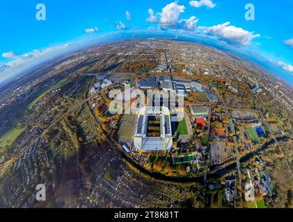 Luftbild, Westfalenhallen Messekomplex und BVB 09 Borussia Dortmund Bundesligastadion Signal Iduna Park, Stadion Rote Erde, Bundesstraße B1 mit herbstlicher Baumallee, herbstliche Laubbäume, Erdkugel, Fisheye Aufnahme, Fischaugen Aufnahme, 360 Grad Aufnahme, winzige Welt, kleiner Planet, Fischaugenbild, Westfalenhalle, Dortmund, Ruhrgebiet, Nordrhein-Westfalen, Deutschland ACHTUNGxMINDESTHONORARx60xEURO *** Luftansicht, Westfalenhallen Messekomplex und BVB 09 Borussia Dortmund Bundesliga Stadion Signal Iduna Park, Stadion Rote Erde, Bundesstraße B1 mit herbstlicher Baumallee, herbstlicher deciduou Stockfoto