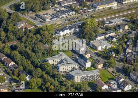 Luftaufnahme, Bürgerzentrum Bahnhof Arnsberg, Seniorenresidenz Ruhrblick, TV Arnsberg SPORTbahnhof, evang. Martin-Luther-Kindergarten, Arnsberg, Sauerl Stockfoto