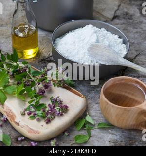 Herstellung von Bannock, wird auf offenem Feuer gebacken, Zutaten, Serienbild 1/5 Stockfoto