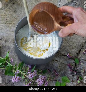 Herstellung von Bannock, wird auf offenem Feuer gebacken, Wasser wird hinzugefügt, Serienbild 3/5 Stockfoto