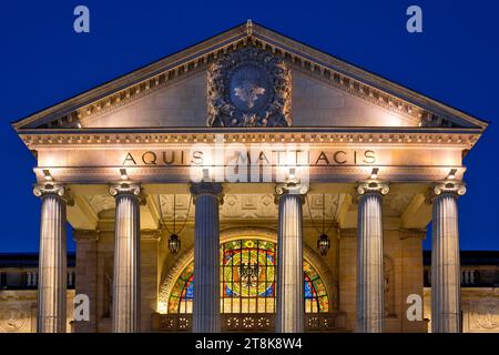 Säulengang mit Glasfenster, beleuchtetes Kurhaus und Kasino am Abend, Deutschland, Hessen, Wiesbaden Stockfoto