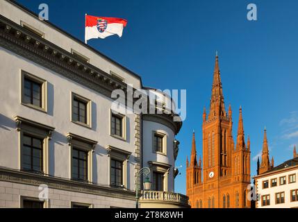 Hessischer landtag mit Landesflagge in der ehemaligen Nassauer Burg und Kirche Marktkirche, Deutschland, Hessen, Wiesbaden Stockfoto