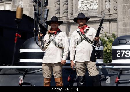 Mexiko-Stadt, Mexiko. November 2023. Militärangehörige nehmen in Kostümen an Darstellungen von Szenen aus der mexikanischen Revolution auf dem Zocalo-Platz in Mexiko-Stadt Teil. Am 20. November 2023 in Mexiko-Stadt, Mexiko (Credit Image: © Luis Barron/eyepix via ZUMA Press Wire) NUR REDAKTIONELLE VERWENDUNG! Nicht für kommerzielle ZWECKE! Quelle: ZUMA Press, Inc./Alamy Live News Stockfoto