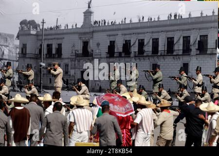 Mexiko-Stadt, Mexiko. November 2023. Militärangehörige nehmen in Kostümen an Darstellungen von Szenen aus der mexikanischen Revolution auf dem Zocalo-Platz in Mexiko-Stadt Teil. Am 20. November 2023 in Mexiko-Stadt, Mexiko (Credit Image: © Luis Barron/eyepix via ZUMA Press Wire) NUR REDAKTIONELLE VERWENDUNG! Nicht für kommerzielle ZWECKE! Quelle: ZUMA Press, Inc./Alamy Live News Stockfoto