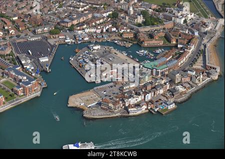 Luftaufnahme des Camber Quay, des alten Portsmouth, Heimat der Portsmouth, der Fischereiflotte und der Wightlink Ferry an der Südwestspitze der Stadt, Hampshire Stockfoto