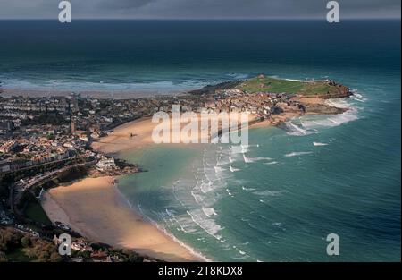 CORNWALL, ENGLAND - OKTOBER 2008 : an der südwestlichen Küste Cornwalls befindet sich die malerische alte Fischerstadt St Ives auf diesem Luftbild Stockfoto