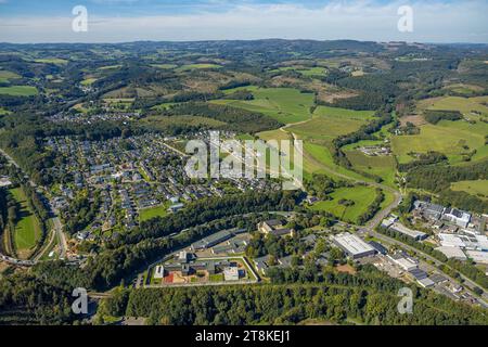 Luftaufnahme, Attendorn Gefängnis, Kloster Ewig, Waldgebiet mit Fernsicht, Blick auf Neu-Listernohl, Attendorn, Sauerland, Nordrhein-Westfalen, Ge Stockfoto