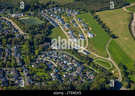 Luftaufnahme, Wohnsiedlung Mohnfeld und Rapsweg Baustelle mit Neubau, Akademie Biggesee Ausbildungszentrum, Neu-Listernohl, Attendorn, Sa Stockfoto