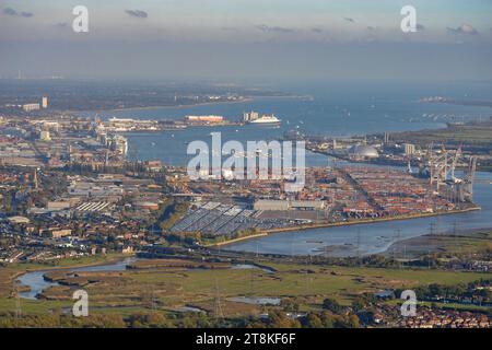 Aus der Vogelperspektive auf die Southampton Docks, der größte britische Hafen an der Solent, 70 km von London entfernt Stockfoto