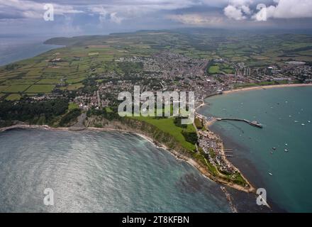 Ein Blick aus der Vogelperspektive auf Swanage, eingebettet an der Jurastraße in Dorset, mit seinen unberührten Stränden und dem historischen Pier, gelegen ca. 10 Stockfoto