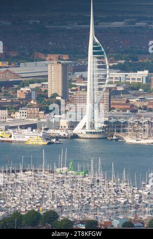 Luftaufnahme des Spinnaker Tower von Portsmouth, umgeben vom Einkaufszentrum Gunwharf Quays, mit der Haslar Marina im Vordergrund Stockfoto