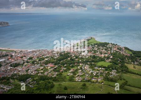 Ein Blick aus der Vogelperspektive auf Swanage, eingebettet an der Jurastraße in Dorset, mit seinen unberührten Stränden und dem historischen Pier, gelegen ca. 10 Stockfoto