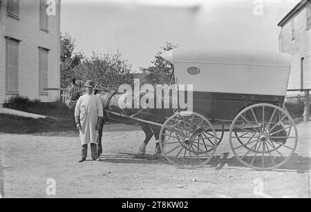 Antikes Foto um 1885, Liefermann mit Pferd und Wagen. Der Wagen ist wahrscheinlich ein kalter Wagen für die Lieferung von Kühlwaren wie Milch, Fleisch oder Eis. Genaue Position unbekannt. Wahrscheinlich York County, Maine, USA. QUELLE: ORIGINAL 5X8 GLAS NEGATIV Stockfoto