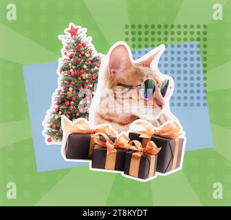 Kreative Collage. Katze in Sonnenbrille und Geschenkboxen in der Nähe des Weihnachtsbaums vor farbigem Hintergrund Stockfoto